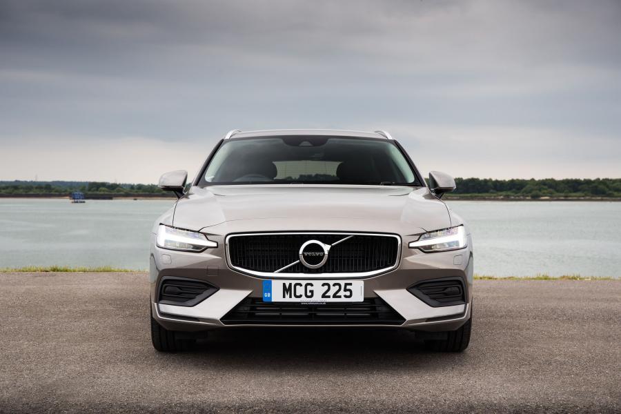  Volvo V60 D4 Momemtum 2018 года  (UK) (фото 32 из 40)